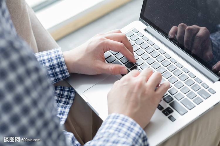 商務年輕人操作電腦辦公